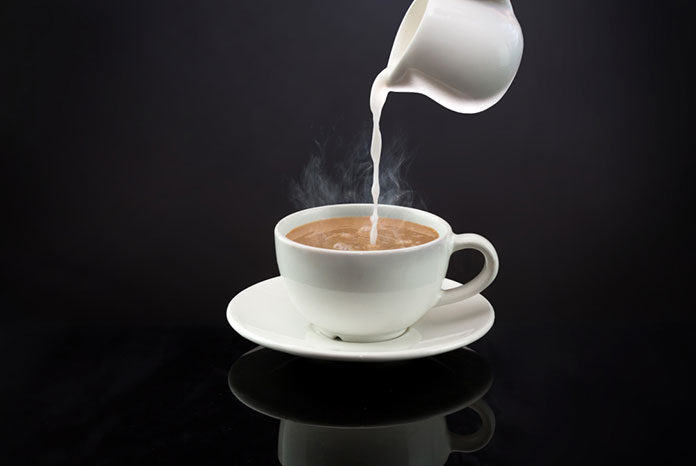 Kawa z mlekiem czy bez? Poznaj najlepsze przepisy