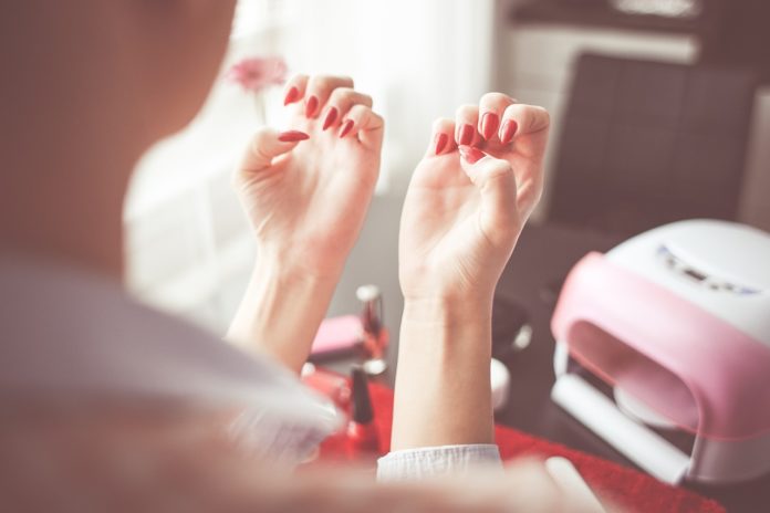 Suche skórki przy paznokciach – jakie preparaty sobie z nimi poradzą?