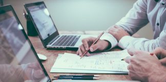 Czyszczenie podsufitki w samochodach