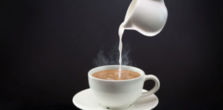 Kawa z mlekiem czy bez? Poznaj najlepsze przepisy