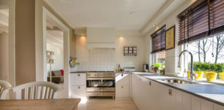 złoty kolor we wnętrzu kuchni